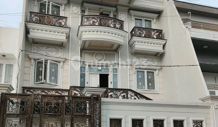 Jual Cepat Rumah Classic Eropa & Strategis di Taman Palem Lestari Cengkareng