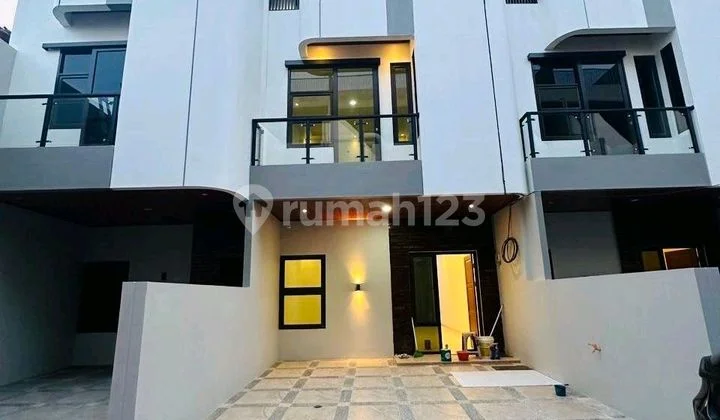 2-Story House City Center Location Car Access