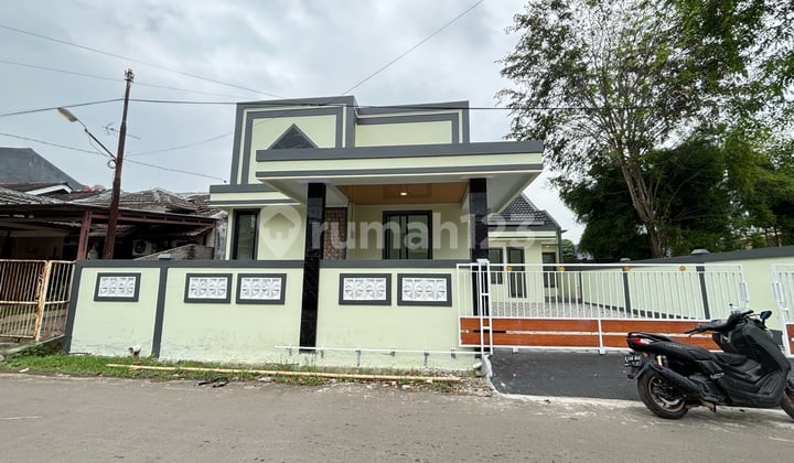 Rumah Hoek Baru Siap Huni Luas Asri Bisa Usaha