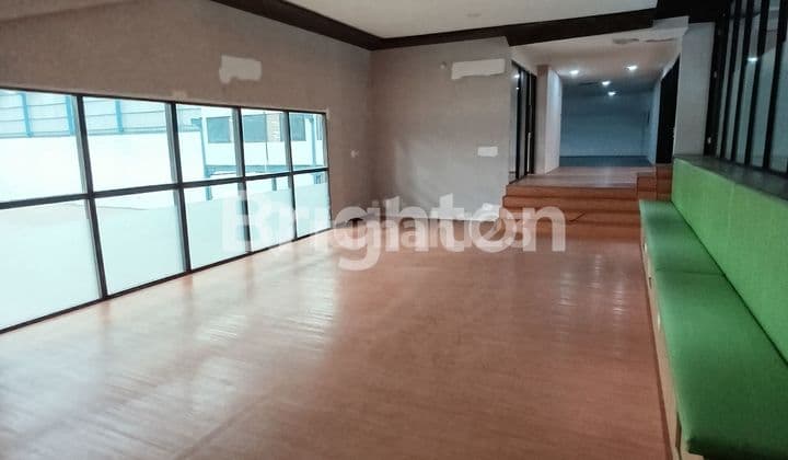 For rent building with warehouse in Jakarta, only 1KM from Whoosh KAI Jakarta.