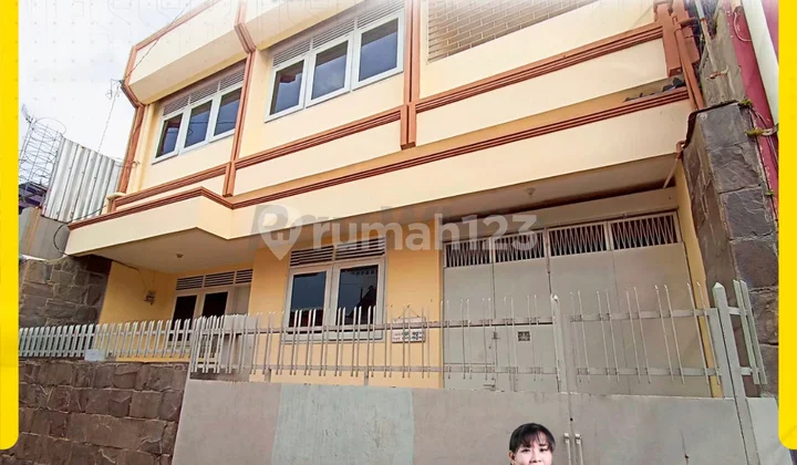 Dijual Rumah Timuran 3 Lantai Tengah Kota Siap Pakai Dekat Rs