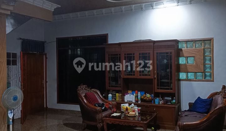 Rumah Strategis 3 Lantai Cocok untuk Kostan Siap Huni di Gatot Subroto Bandung