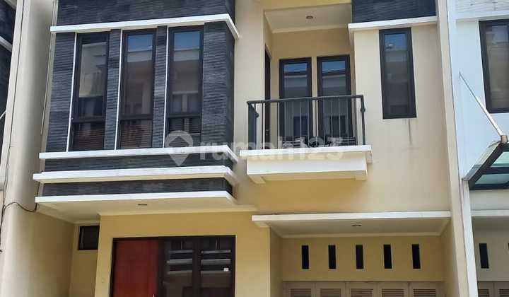 Rumah Bagus 3 Lantai Lingkungan Nyaman Siap Huni di Setraduta Bandung