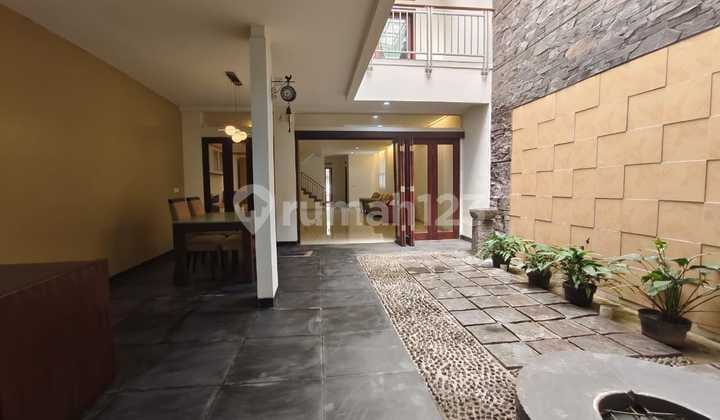 Rumah Nyaman Minimalis Modern 2 Lantai Siap Huni di Setraduta Bandung