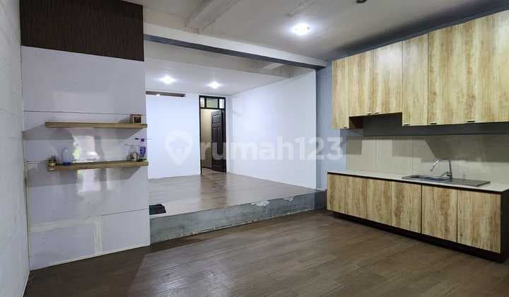 Disewakan Rumah Bagus 2 Lantai Cocok untuk Kantor Siap Pakai di Setrasari Bandung