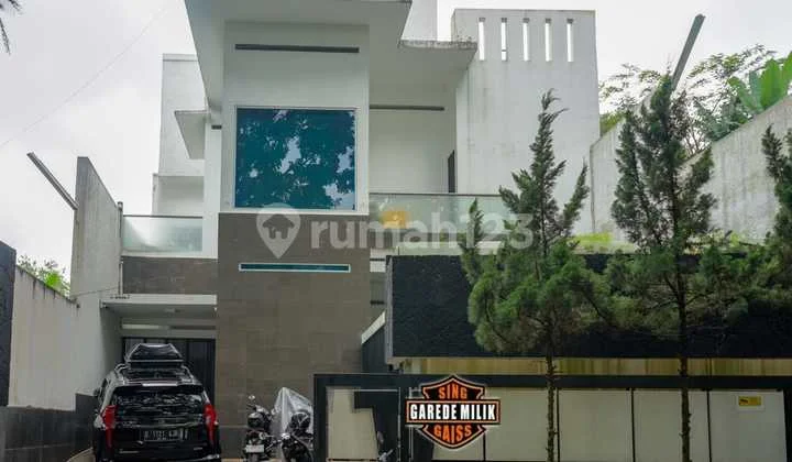 Rumah Mewah 3 Lantai Furnish dan Kolam Renang Lingkungan Nyaman Siap Huni di Cigadung Bandung