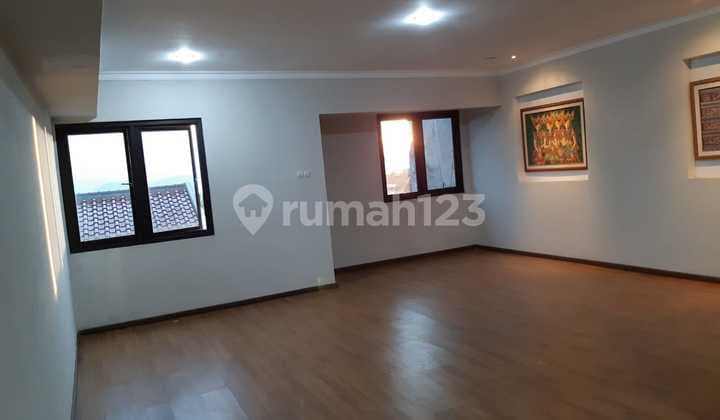 Rumah Bagus 3 Lantai Full Furnished Lingkungan Nyaman Siap Huni di Setraduta Bandung