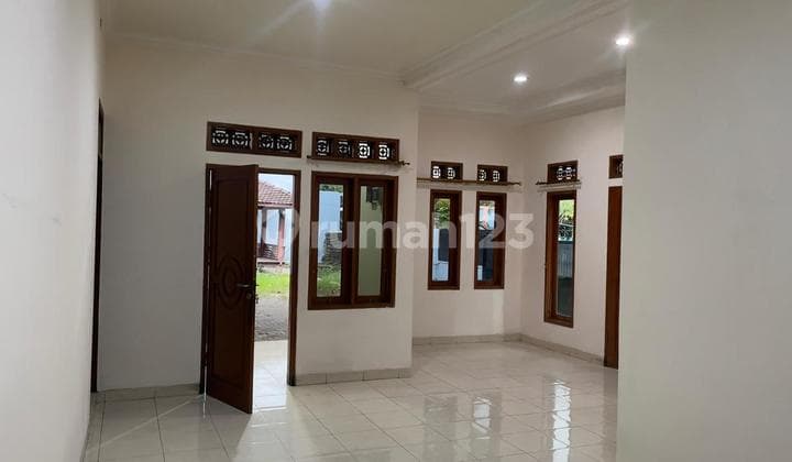 Rumah Nyaman Luas 2 Lantai Siap Huni di Cikutra Bandung