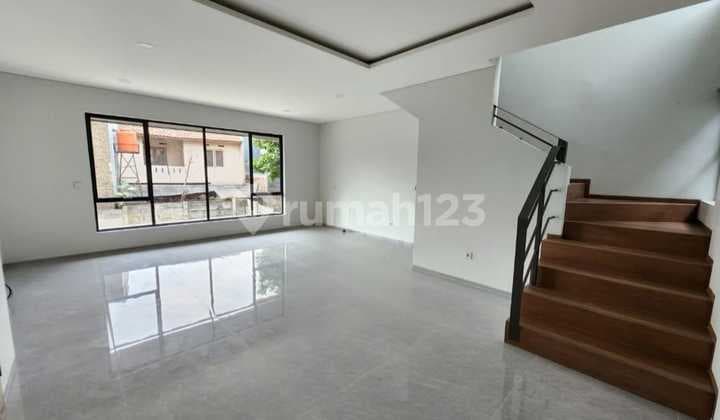 Rumah Nyaman 3 Lantai Minimalis Modern Siap Huni di Setraduta Bandung