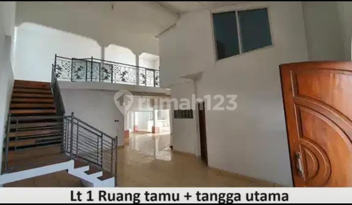 Disewakan Rumah Besar 3 Lantai Lokasi Strategis di Jalan Caringin