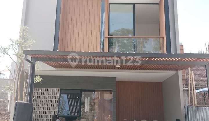 Rumah Baru 3 Lantai Minimalis Modern Lingkungan Nyaman Siap Huni di Setraduta Riverside Bandung
