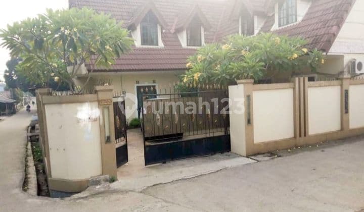 Rumah Unik 2 lantai gaya Belanda di Jatiasih