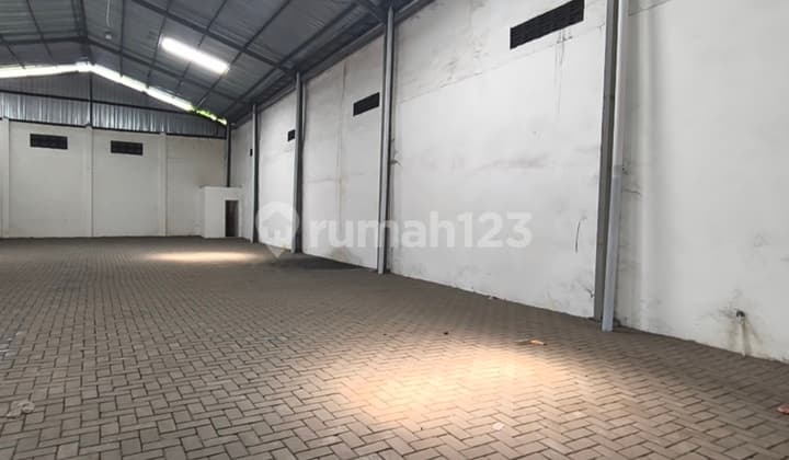 Warehouse for Rent in Kaliwungu Kendal, Land Area 600 m², Building Area 500 m², Located on the National Roadside