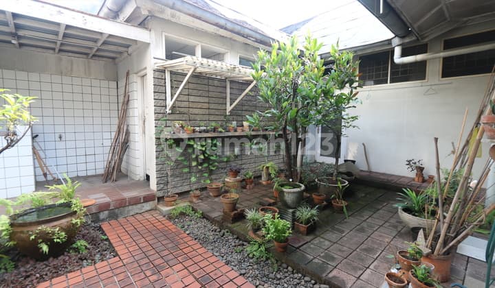 COMFORTABLE & SERENE CLASSIC HOUSE, STRATEGICALLY LOCATED NEAR SCBD & SENAYAN AREA, JL. HANG LEKIU