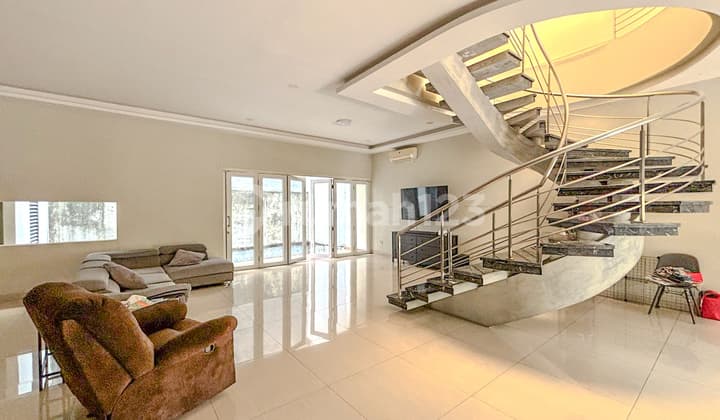 Rumah di Pantai Indah Kapuk Pik, Dekat Camar Long Beach Volendam