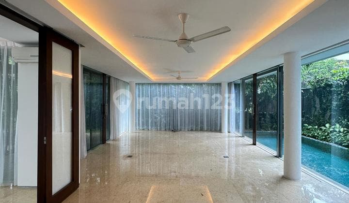Disewakan Townhouse Senopati Modern UNFURNISHED 2 Lantai - Lokasi Strategis