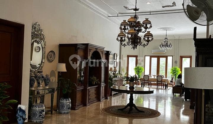 For quick sale: Comfortable Hook house in Kemang, large land 978m2, Kemang