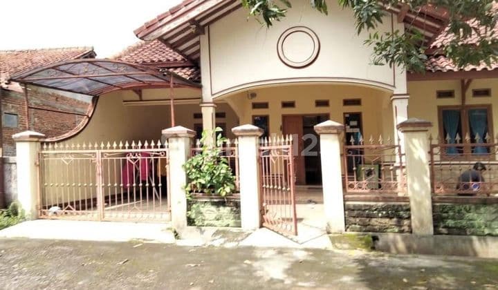 For quick sale: Garut house in a strategic and comfortable location at a low price.