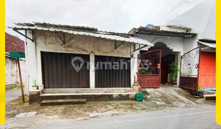 Rumah Hook Strategis di Kestalan Solo, Selangkah ke Stasiun Balapan