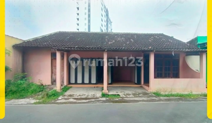For Sale Spacious House with Bonus 2 Strategic Shophouses in Pabelan Kartasura