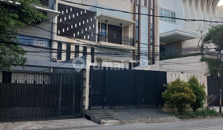 Rumah Modern Minimalis dan Strategis, 2 Lantai, SHM, di Komplek Green Garden, Kedoya Utara, Jakarta Barat