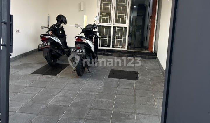 Quick Sale Strategic 3-Storey House, SHM, in Duri Kepa, Kebon Jeruk, West Jakarta