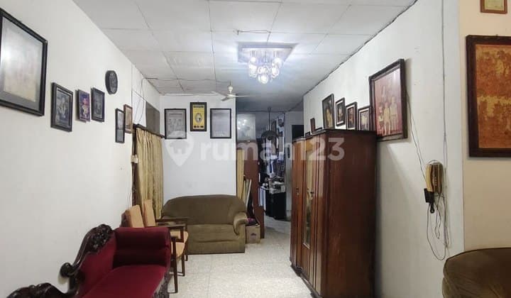 Jual Cepat dan Murah di Bawah NJOP, Rumah Tua Hitung Tanah, 366 m2, di Jl. Persatuan Guru, Petojo Selatan, Jakarta Pusat