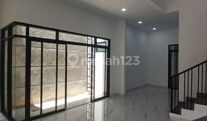 Jual Cepat Rumah Brand New Open Space Concept 2 Lantai, SHM, di Meruya, Jakarta Barat