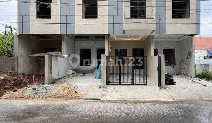 Jual Rumah Brand New 3 Lantai, Dalam Komplek One Gate System di Duri Kepa, Jakarta Barat