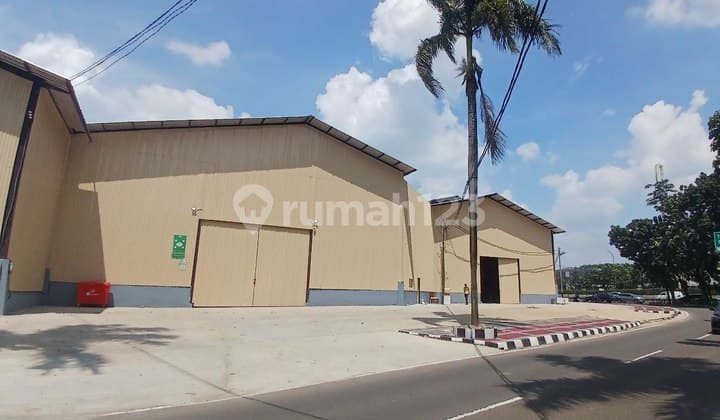 Disewakan Gudang Strategis, 4 Unit Luas Variasi, di Kebon Jeruk, Jakarta Barat