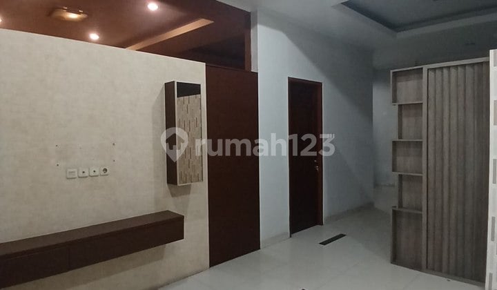Disewakan Rumah 2.1/4 Lantai Siap Huni di area Perumahan Puri Indah, Kebon Jeruk, Jakarta Barat