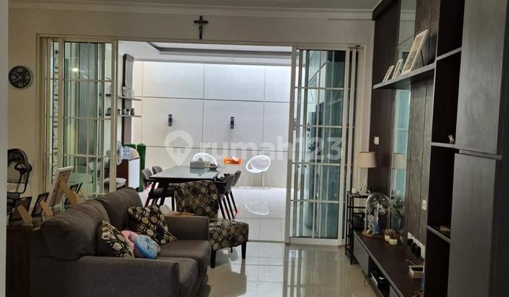 Dijual: Rumah 2 Lt Di Podomoro Park Ters Buah Batu