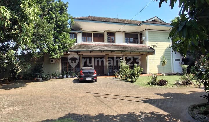 Rumah Asri Taman Luas Private Pool di Limo