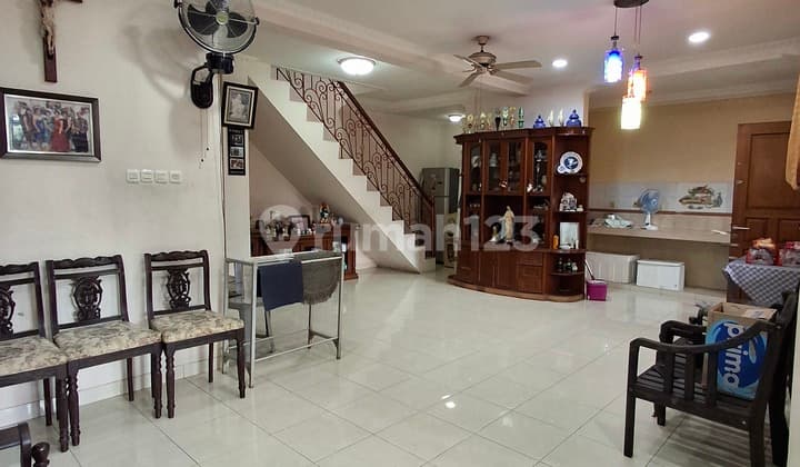 Rumah Posisi Hook Dekat Sekolah Lazuardi