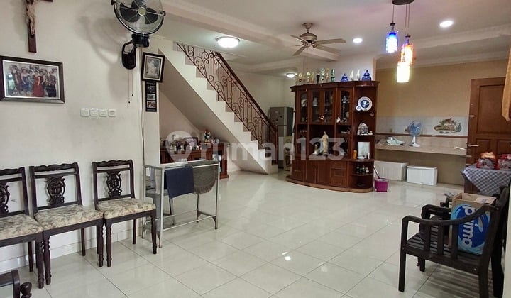 Rumah Posisi Hook Dekat Sekolah Lazuardi