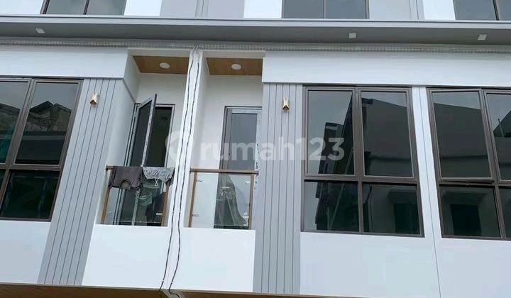 Di Rumah Cantik 2 Lantai di Jalan Percetakan Negara Jakarta Pusat