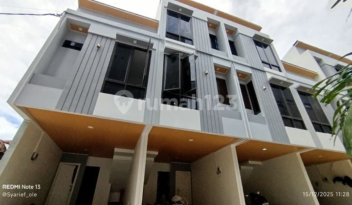 Di Jual Rumah.mewah 2.Lantai Jalan Baturulis Jakarta Pusat