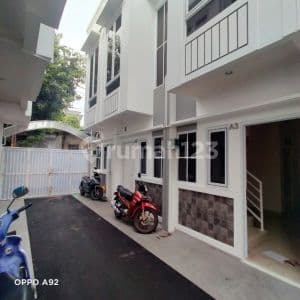 Dijual Rumah Cantik 2 Lantai di Kayumanis Jakarta Timur