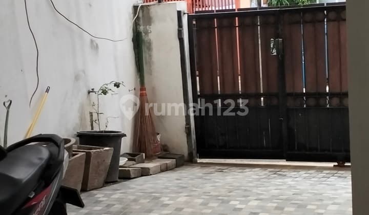 Rumah Kos-Kos an 9 Kamar di Komplek Pondok Jurang Mangu Indah (PJMI)