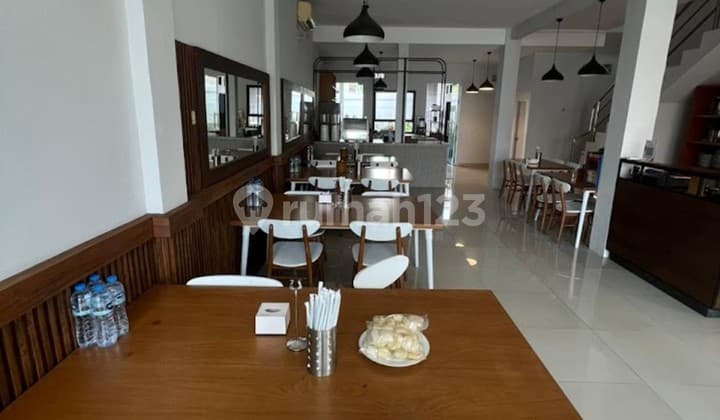 Ruko 3 Lantai Pinggir Jalan Raya Jombang Cocok Untuk Kafe Dan Rumah Makan