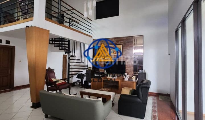 Disewakan Rumah 3 Lantai di Meadow Green Cikarang