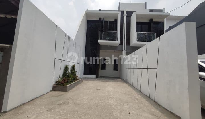 Rumah 2 Lantai Lokasi Strategis Rawamangun