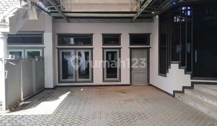 Rumah Besar dan Luas Pinggir Jalan Moh Toha Bandung