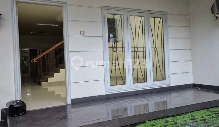 Disewa Rumah Lokasi Pondok Indah 2 Lantai Dekat Pim 2 dan 3 Lokasi Strategis Semi Furnished