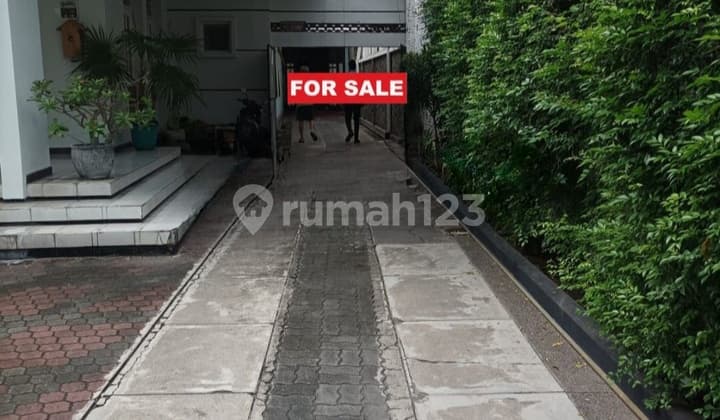 Rumah Besar Tengah Kota Dekat Raya Darmo