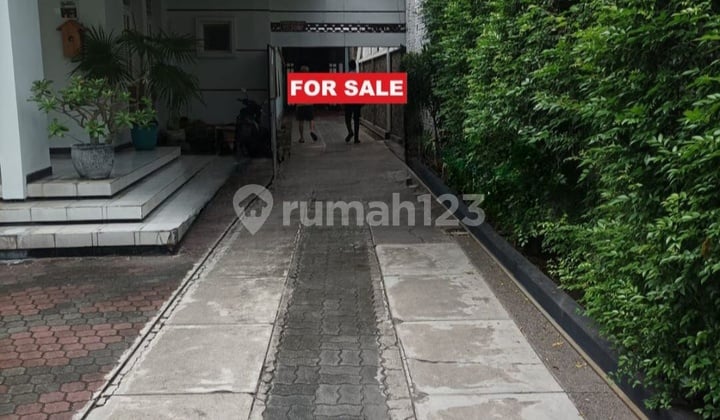 Rumah Besar Tengah Kota Dekat Raya Darmo