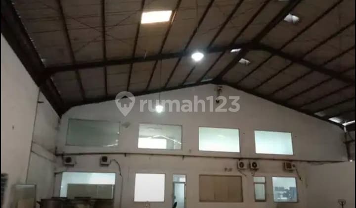 Well-Maintained Clean Warehouse in Kebomas Industrial Area