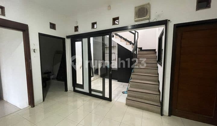 Rumah Dua Lantai Cipedes
