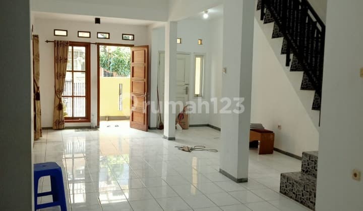 Rumah Tiga Lantai Pondok Mutiara