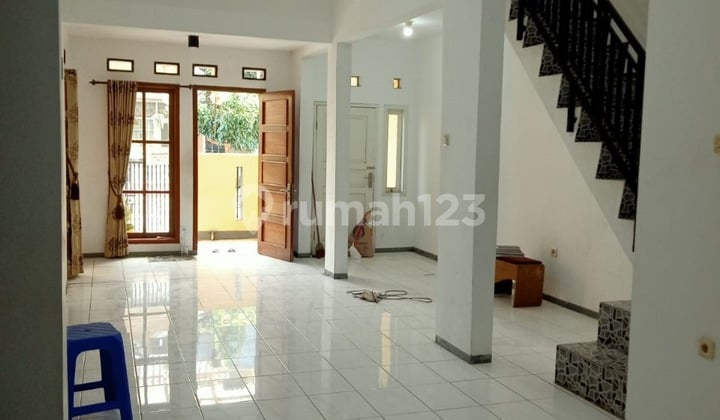 Rumah Tiga Lantai Pondok Mutiara